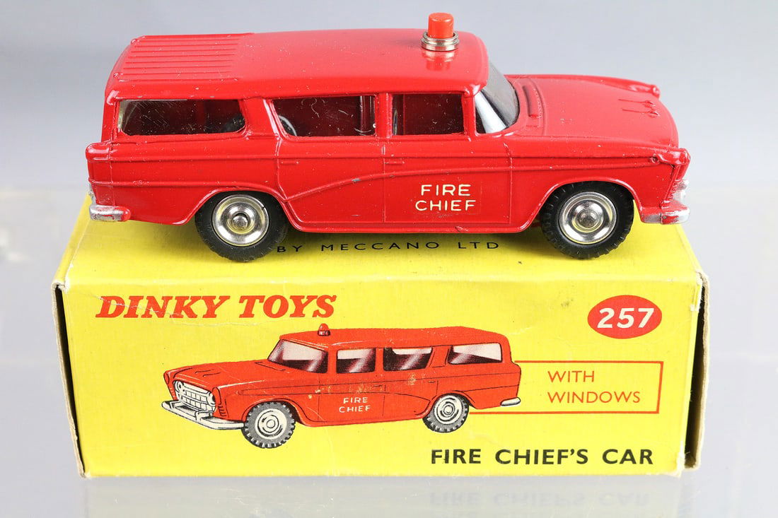 Dinky 257 Fire Chiefs Car In Box: Dinky 257 Fire Chiefs Car In Box