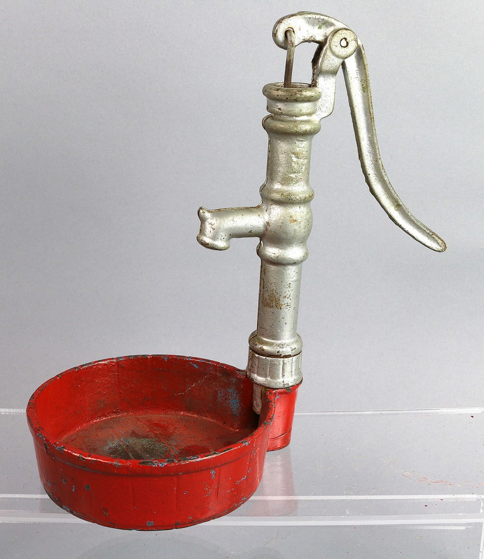 Arcade Cast Iron Water Pump: Arcade Cast Iron Water Pump