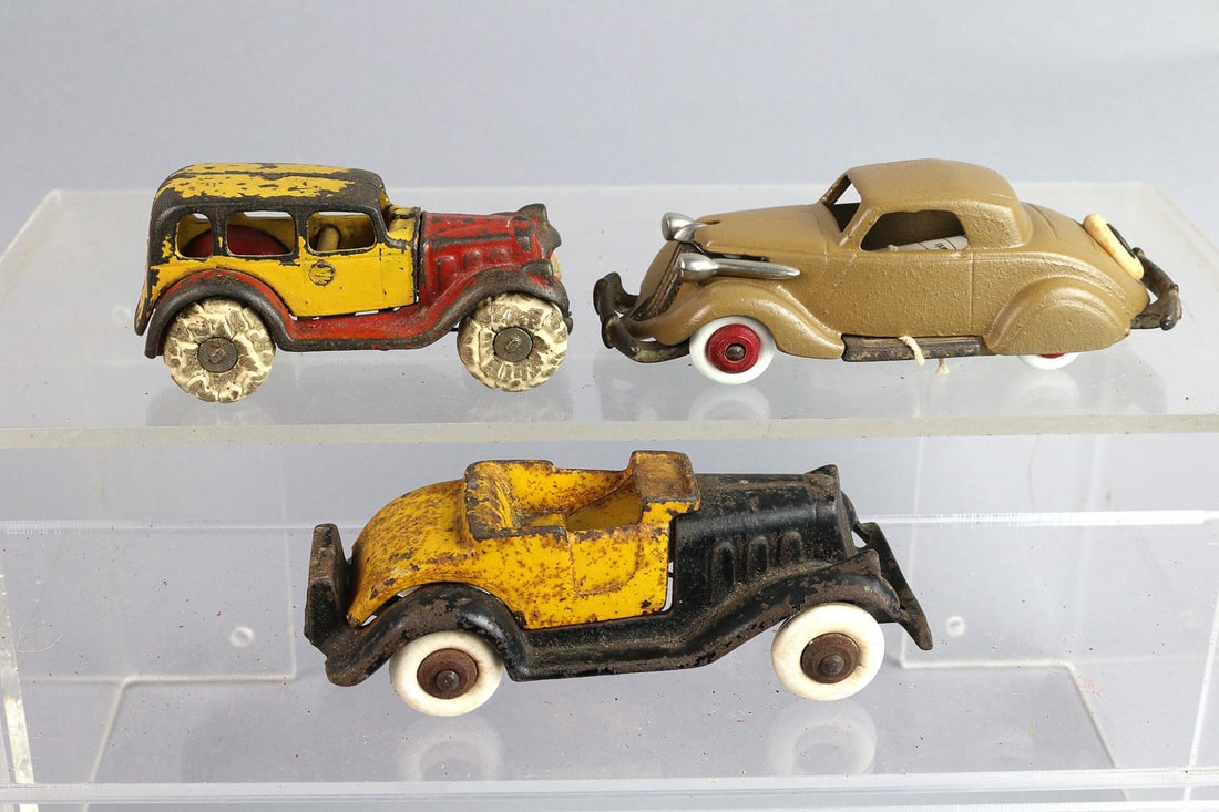 Kilgore & Hubley Cast Iron Autos Lot: Kilgore & Hubley Cast Iron Sedan, Coupe and open roadster Lot, 3-4 inches."