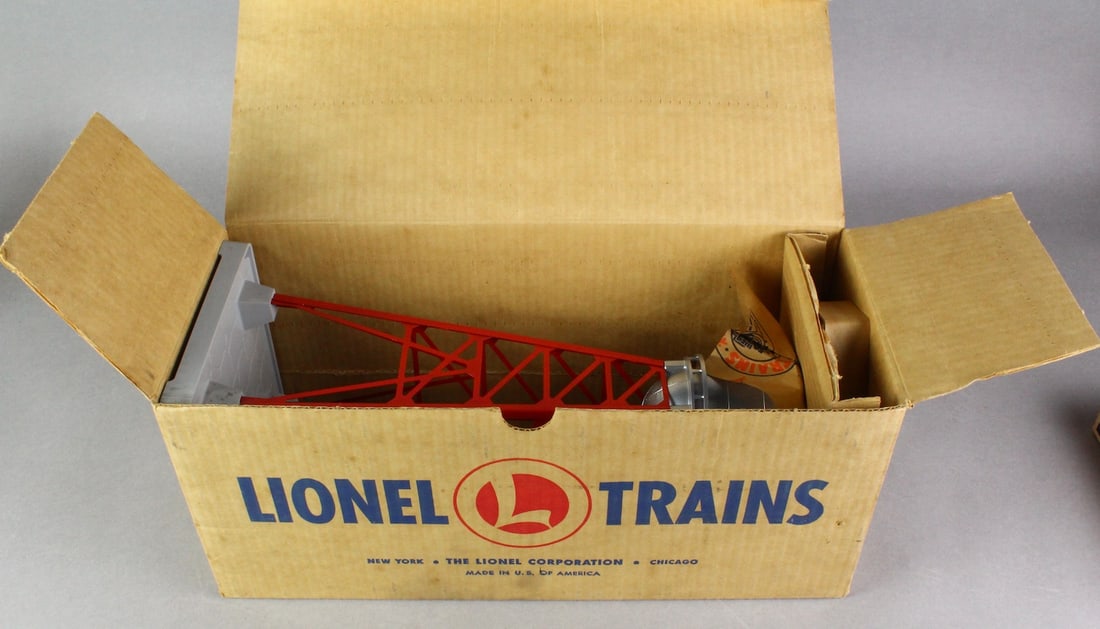 Lionel 193 Water Tower w/Blinker Light Mint in Box (1 of 5)