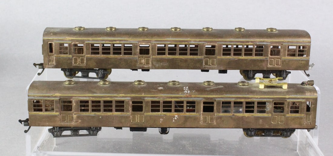 HO Brass Coaches Japan Powered Units: Brass Ho Coaches Japan. One Powered Units and B coach. Scarce version. Missing wheel truck on end.