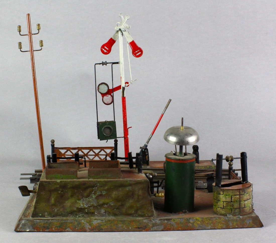 Bing Prewar 1 Gauge / O Gauge Crossing Signal Gate: Bing Prewar German Tin 1 Gauge / O Gauge Crossing Signal Gate. Elaborate gate with 1 gauge track shown for scale. Some tower repainting.