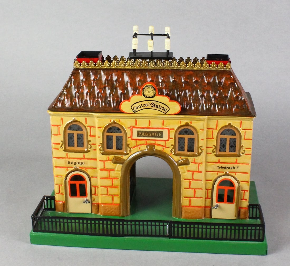 Marklin German Tin Central Station: Marklin German Tin Central Station. Expert restored paint, 12 inches wide.