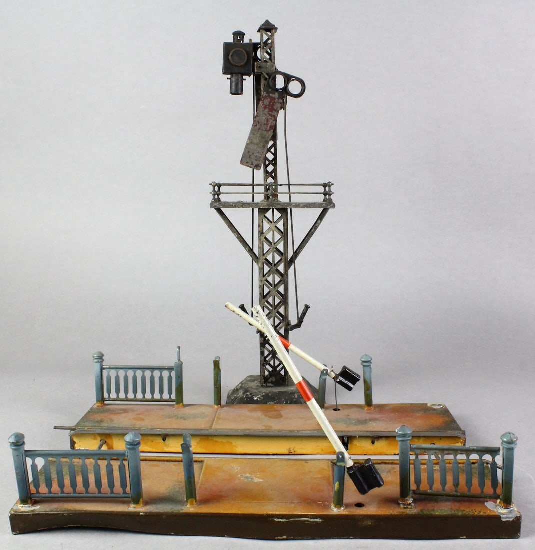 Marklin 1 Gauge Signal Tower Crossing Gate (1 of 4)