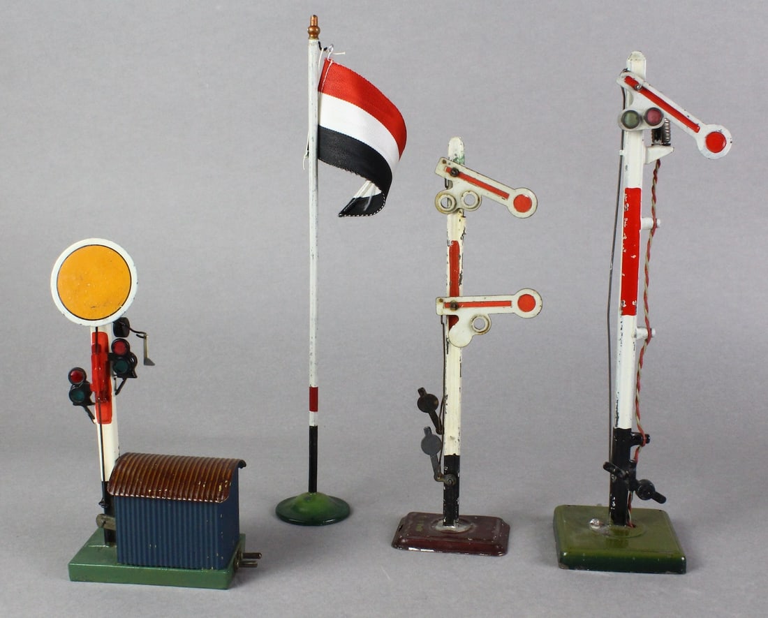 Marklin & Bing 1Gauge Signals & Flag (1 of 4)