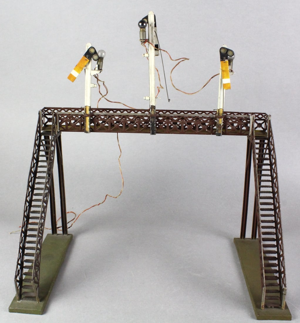 Marklin 3 Signal Rail Bridge & Walkway (1 of 4)