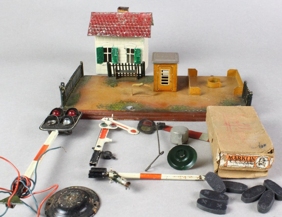 Pre-War Marklin Crossing, Signals, Building (1 of 3)