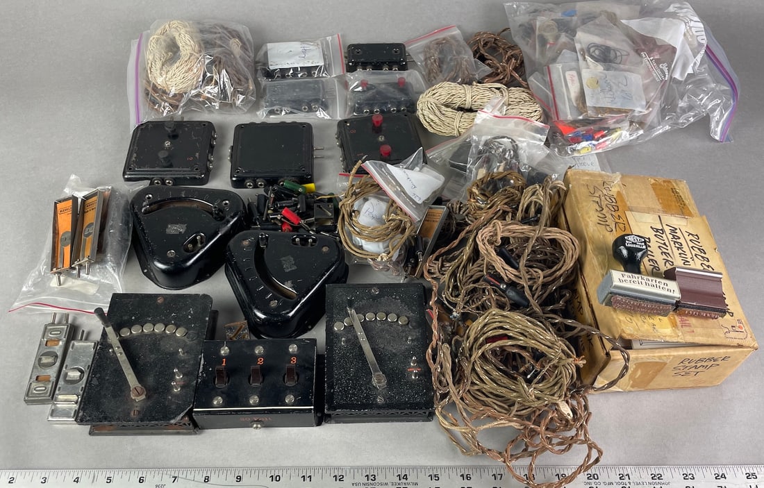 Marklin 1 Gauge Mega Parts Lot Electrical Controls: Marklin 1 Gauge Mega Parts Lot Electrical Wiring, Parts, Control routers, switches, miscellaneous 1 Gauge set up parts.