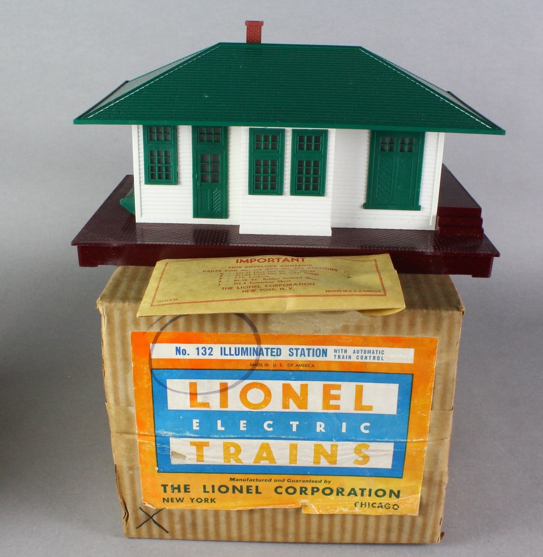 Lionel Illuminated Station 132 Mint in Box (1 of 4)
