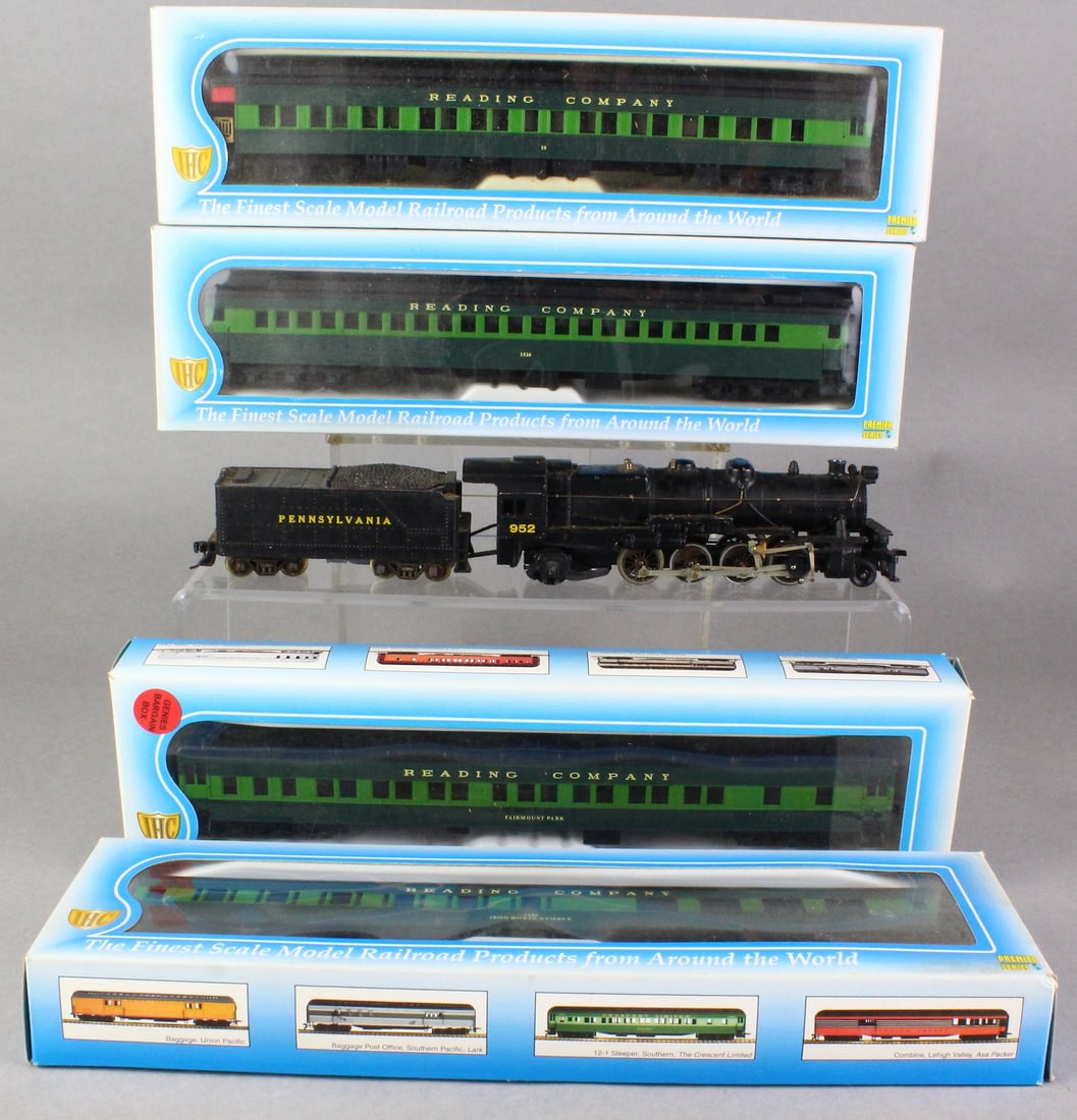 Ho Locomotive #952 2-8-2 & 4 Reading Cars in Box (1 of 3)