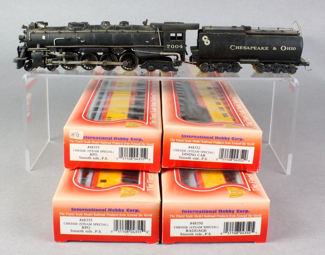 HO Locomotive 7004 Chesapeake & 4 Chessie Cars (1 of 4)