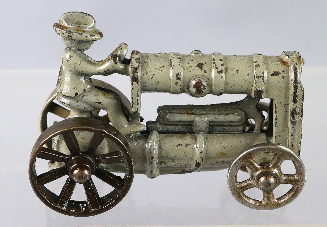 Hubley Cast Iron Tractor (1 of 2)
