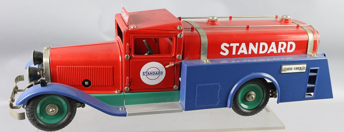 Marklin Standard Oil Pumper Truck in Box (1 of 4)