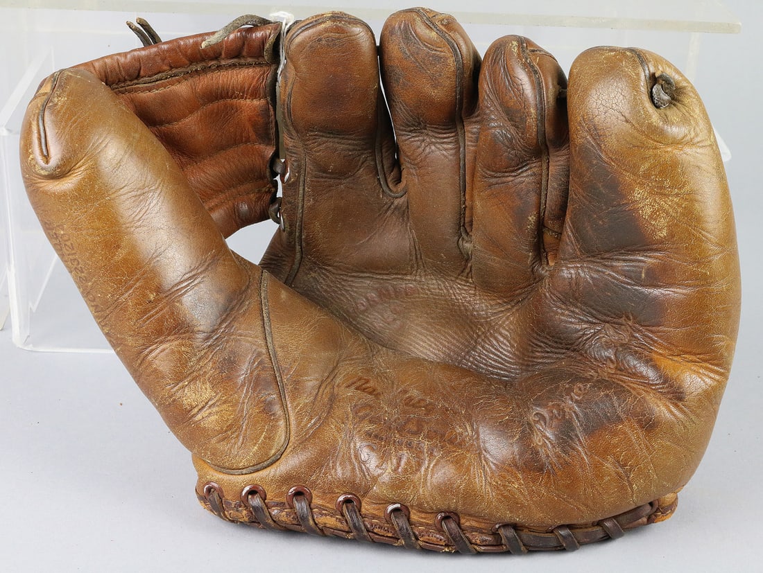 MacGregor Dixie Walker 41 Dodgers Baseball Glove: MacGregor Dixie Walker 41 Dodgers Baseball Glove
