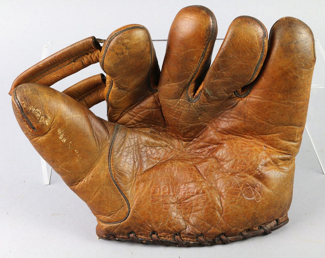 Joe Medwick Signed Baseball Glove 41 Dodgers: Joe Medwick Signed Baseball Glove 41 Dodgers