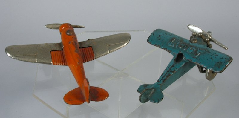 Hubley Airplane Pair Lindy & Single Prop Plane: Pair of Hubley Airplanes Lindy & Single Prop fighter Plane. Cast iron and nickel. Measure 4 to 4 1/4 inches long.