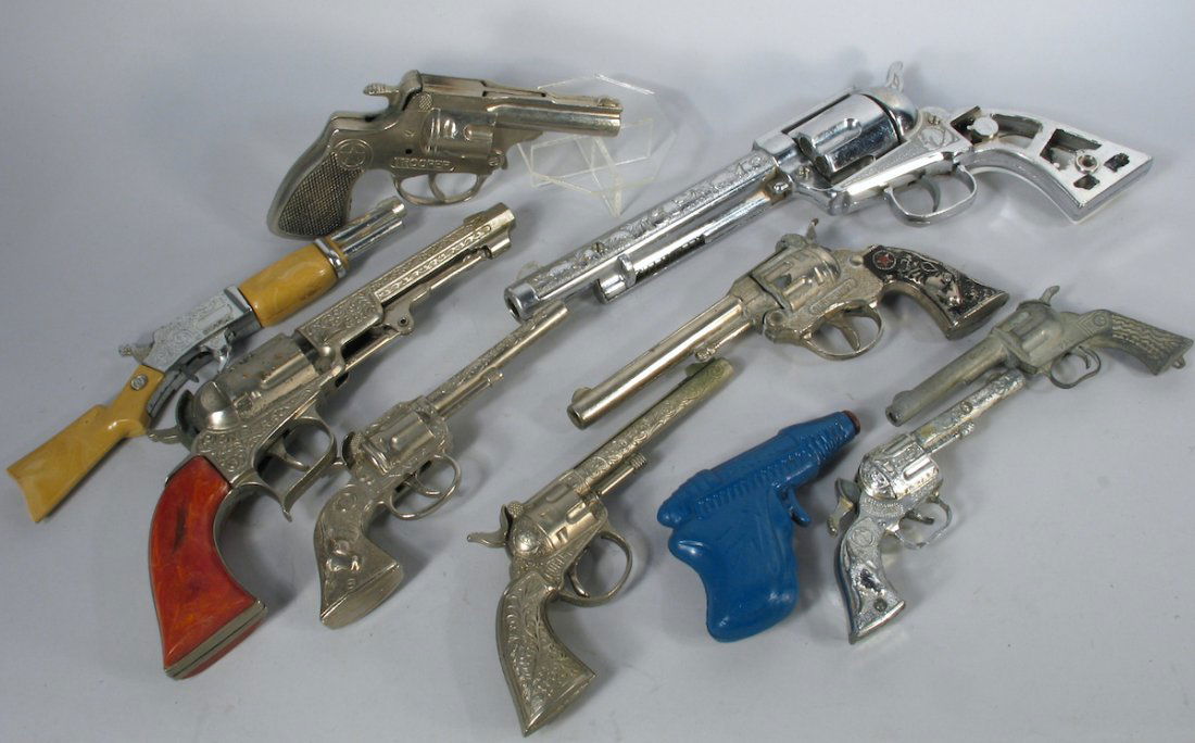 Cap Gun Group Hubley, Stevens, Kilgore: Lot of 10 1950s Cap guns. Large pistol missing grip on side. Nice lot.