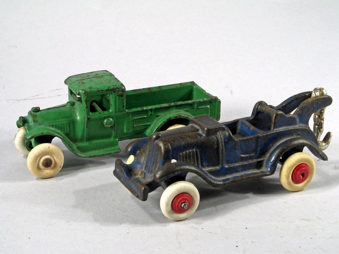 Arcade / Hubley Cast Iron Wrecker Lot: Arcade / Hubley Cast Iron Wrecker Lot, 2 cars, 5" long