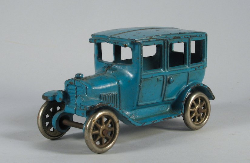 Arcade Cast Iron Ford Sedan Blue (1 of 4)