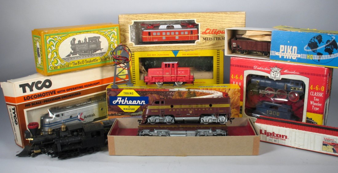 HO Trains Engines in Box (1 of 3)