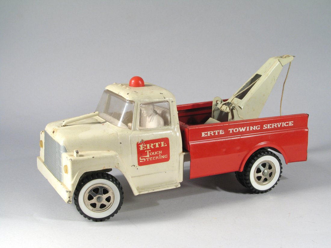 Ertl International Tow Truck Pressed Steel: Ertl International Tow Truck Pressed Steel, 1960's, 13"