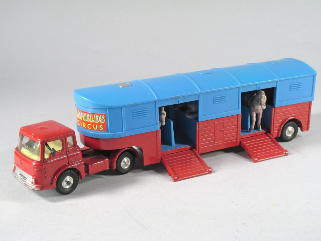 Corgi Major Chipperfields Horse Trailer (1 of 2)