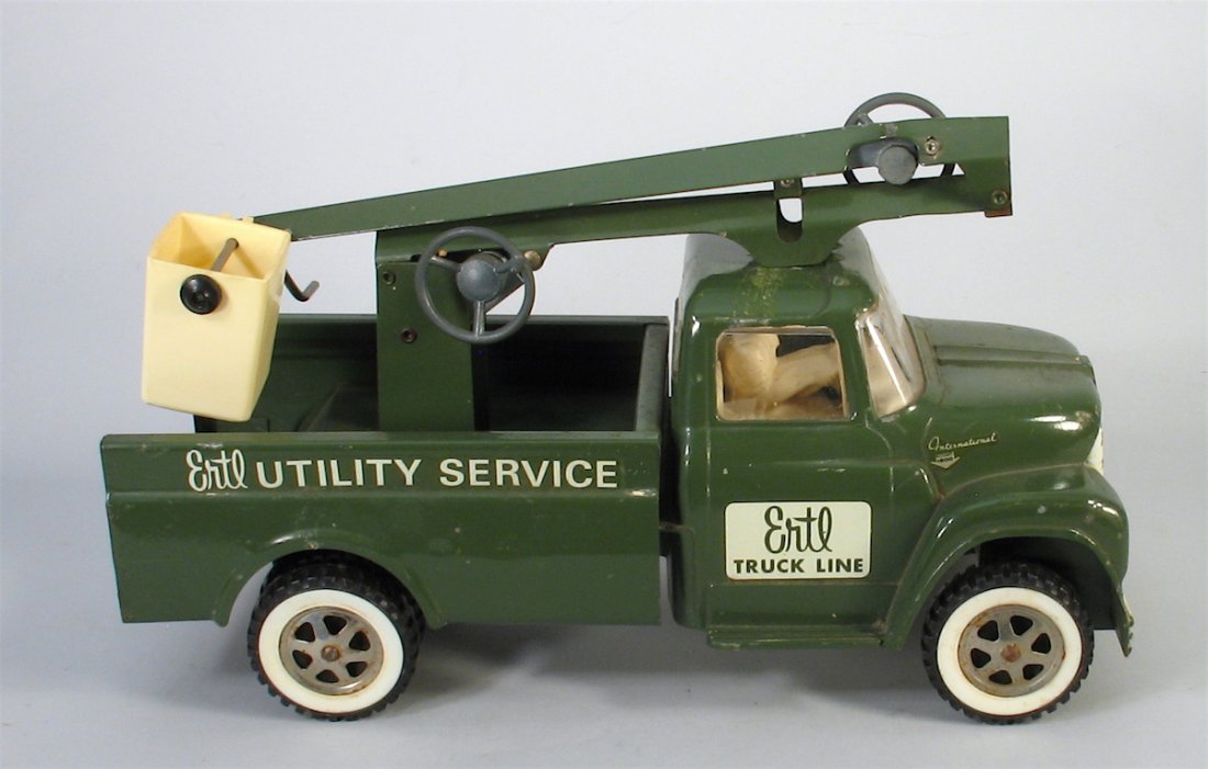 Ertl Pressed Steel Utility Service IH Truck (1 of 2)