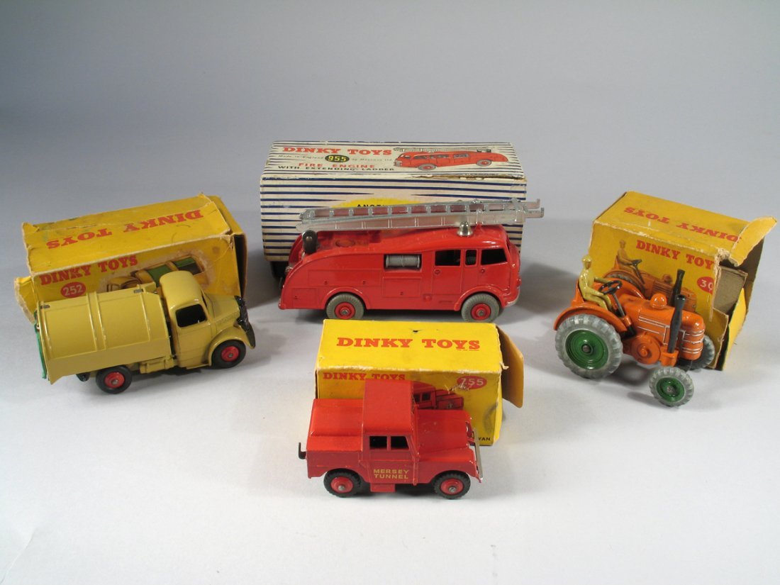 Dinky Car Lot, 4 cars in box (1 of 3)