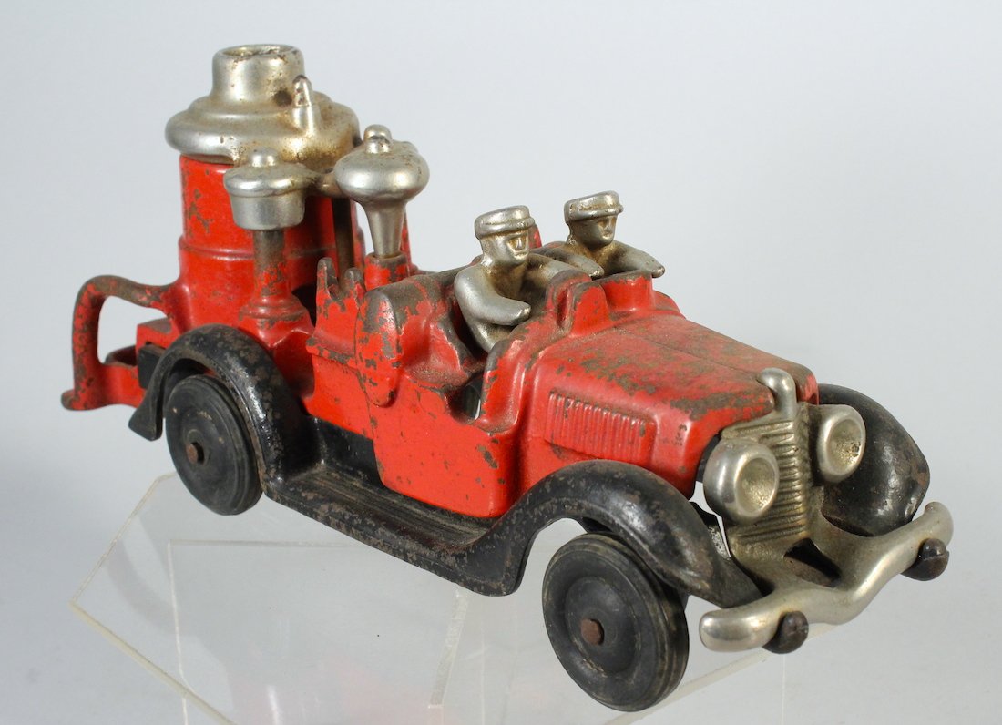 1930s Hubley Cast Iron Large Fire Pumper Truck 2 Man 10 (1 of 3)