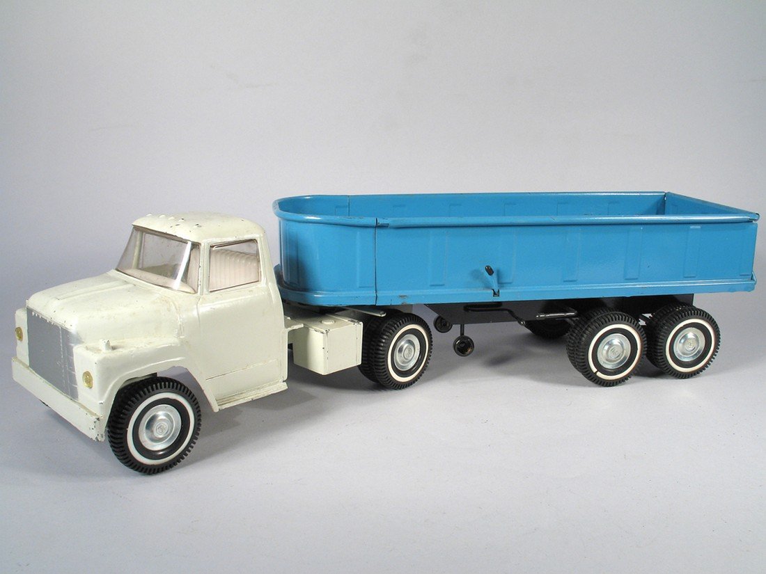 Ertl Dump Truck Large (1 of 3)