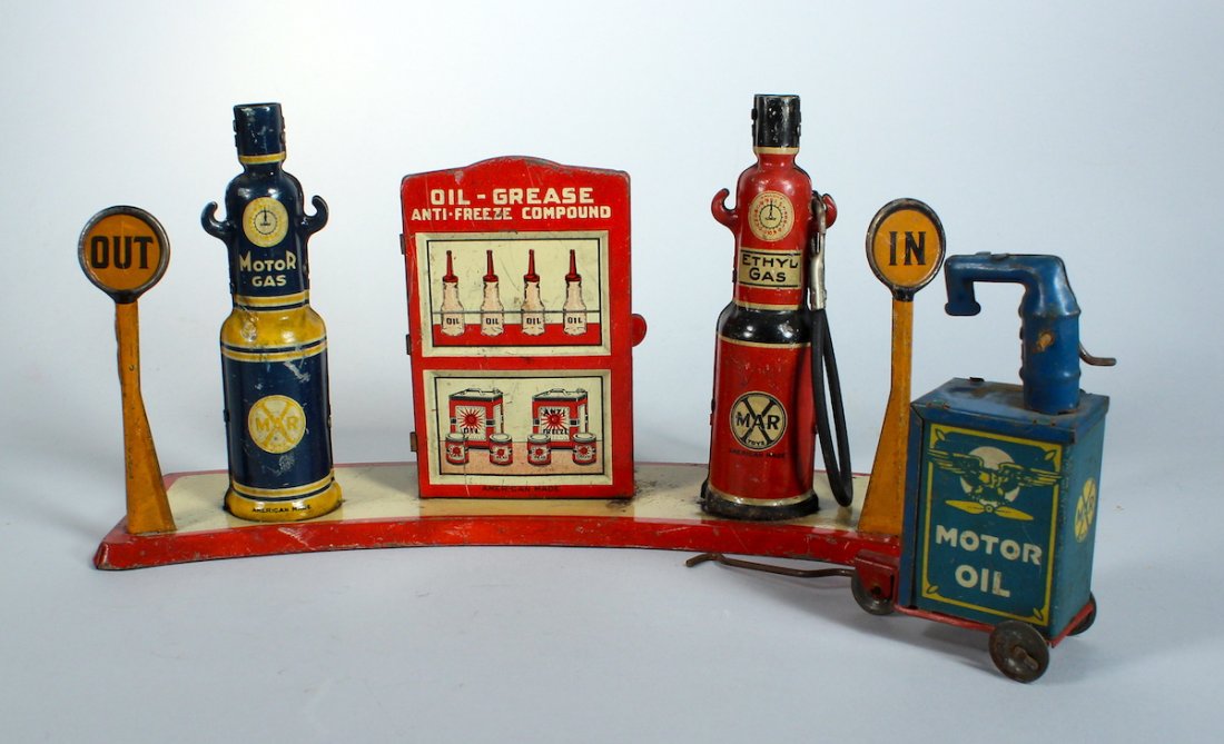 Louis Marx Gas Pump and Motor Oil Cart (1 of 2)