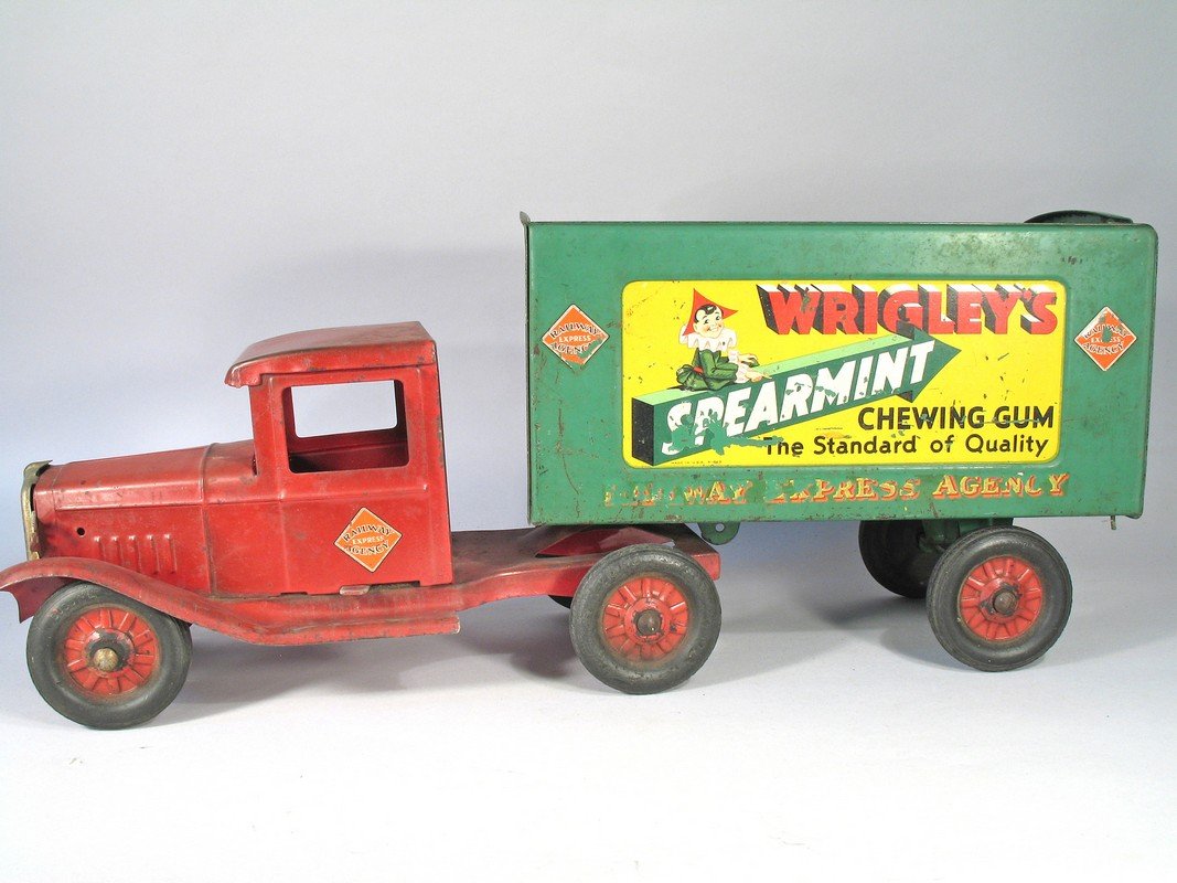 Buddy L Wrigleys Truck Pressed Steel: Buddy L Wrigleys Truck Pressed Steel 24 inches long.Buddy L Pressed Steel Railway Express Truck Model No. 435. 1935 Wrigley's Spearmint Gum Truck, good condition, play wear.