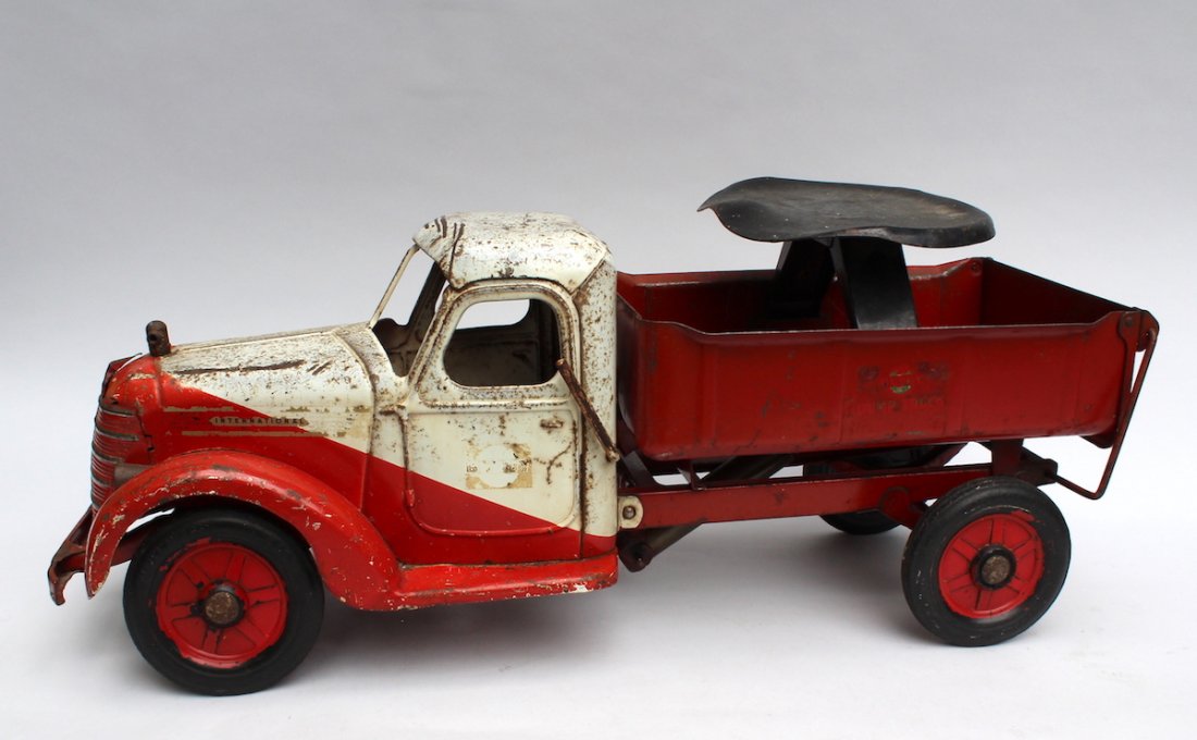 1930s Buddy L International Hydraulic Dump Truck (1 of 4)