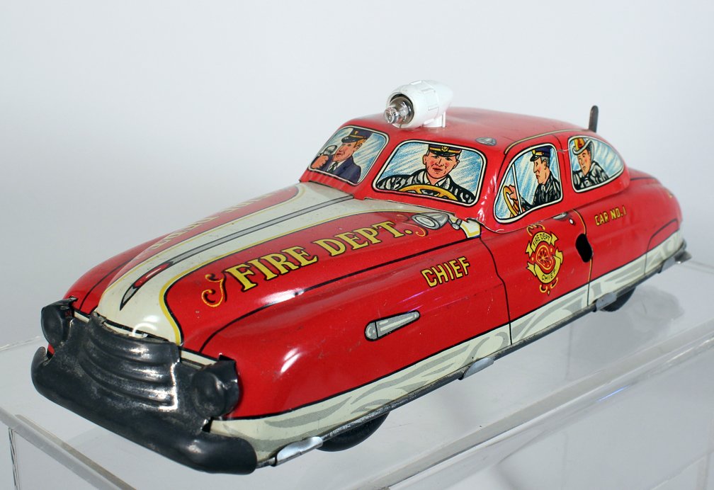 Marx Tin Light Up Fire Chief Car (1 of 2)