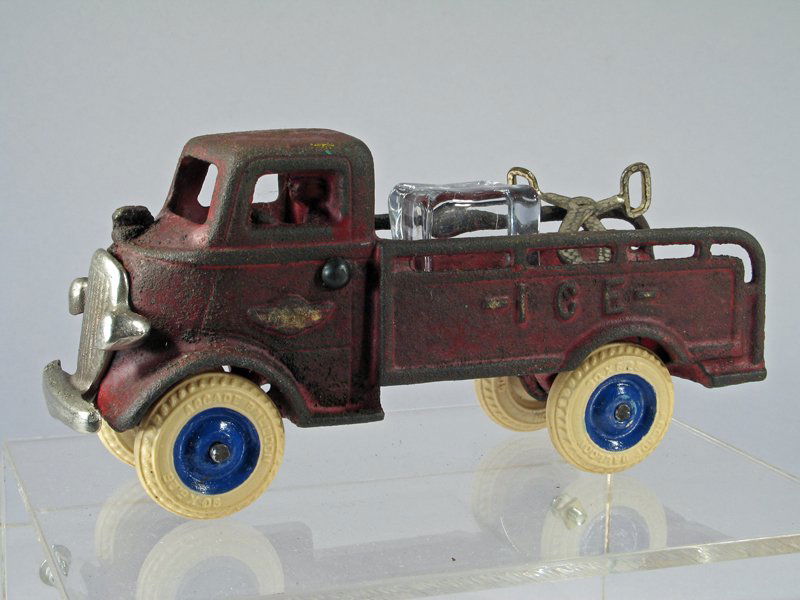 Arcade Ice Truck Cast Iron (1 of 3)