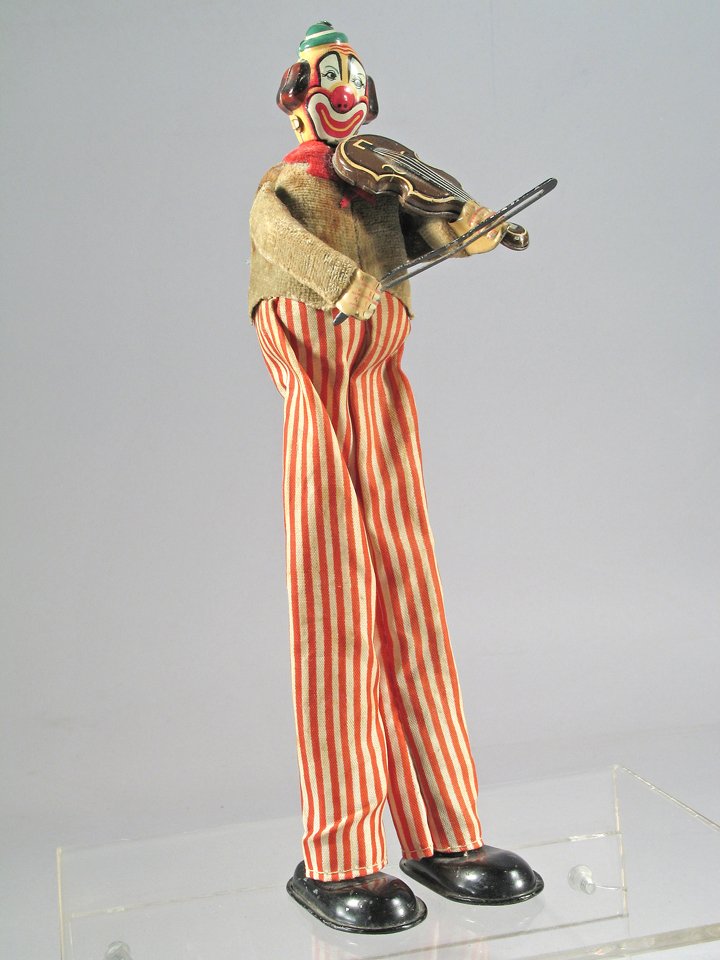 TPS Violin Playing Clown On Stilts Japan (1 of 2)