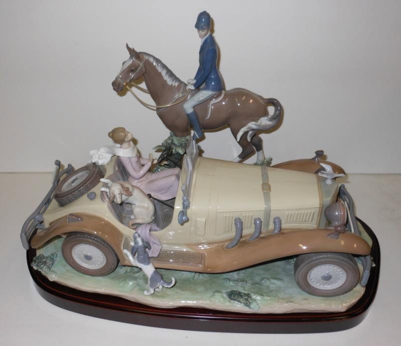 LLADRO FIGURE GROUP "A HAPPY ENCOUNTER": Sculptor: Jose Roig, limited to 1500 pieces, showing a woman in a vintage auto and a man on horseback. 14 1/4 inches X 22 3/4 inches.