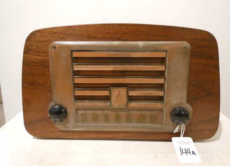 CHARLES & RAY EAMES RADIO: Evans Products, Emerson Radio USA, 1946, walnut, plastic, bakelite. 7 x 11 x 5 1/2 inches