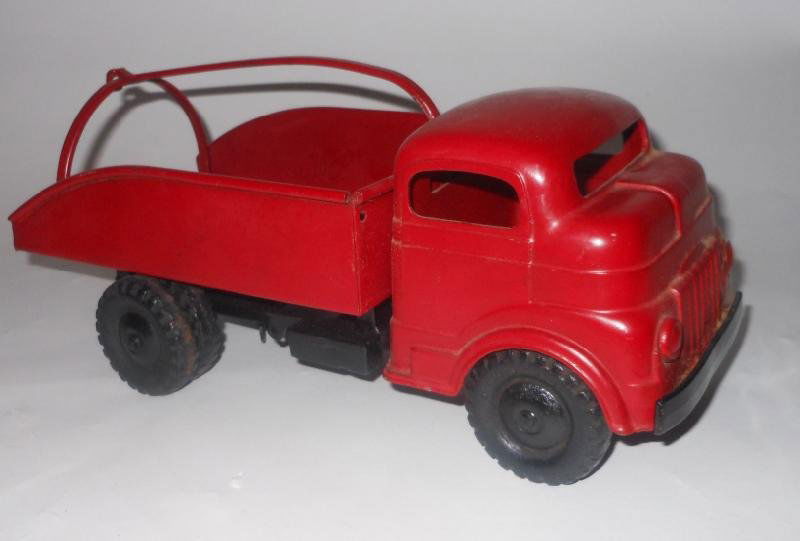 STRUCTO WIND UP TOY TRUCK: Cast metal cab and pressed steel open bed with cross bar supports, original wheels with dual back wheels, wind up and lever under rear axle, red, 12 1/4 in.