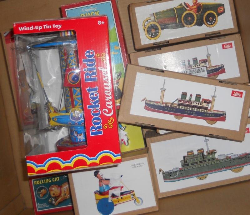 TWELVE WIND UP TIN TOYS: Assorted pieces.