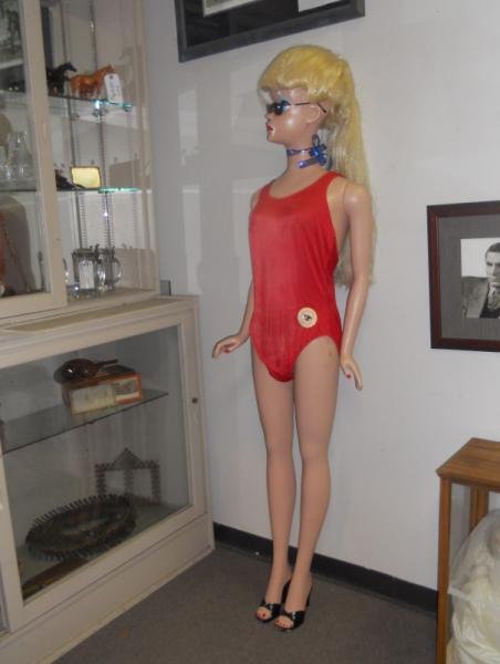 LIFE SIZE BARBIE MANNEQUIN : Lot 419