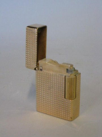 DUNHILL 14K GOLD LIGHTER: With a cross checkered pattern. Mid 20th century.