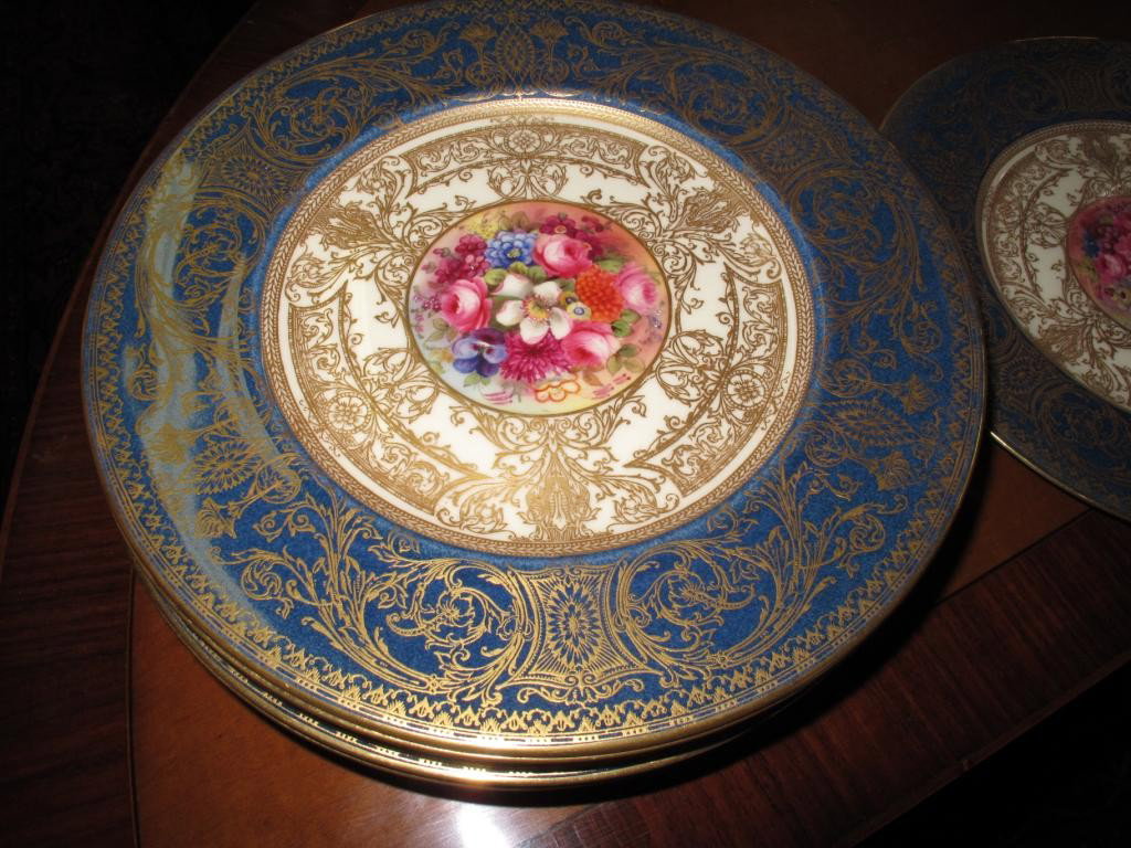 SET OF 12 ROYAL WORCESTER DINNER PLATES:: 10.5" diameter.