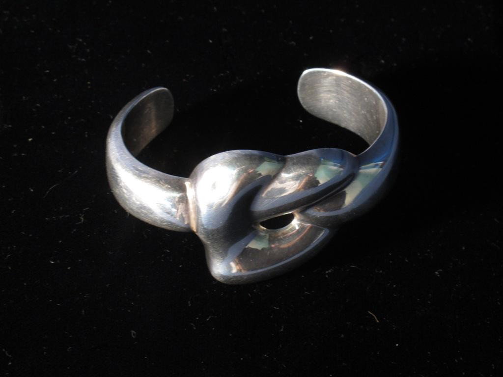 TIFFANY & CO. PERETTI STERLING BRACELET:: A love knot cuff bracelet Stamped "Peretti Tiffany & Co." and "Italy 1978". 2.75"W 1.1 toz