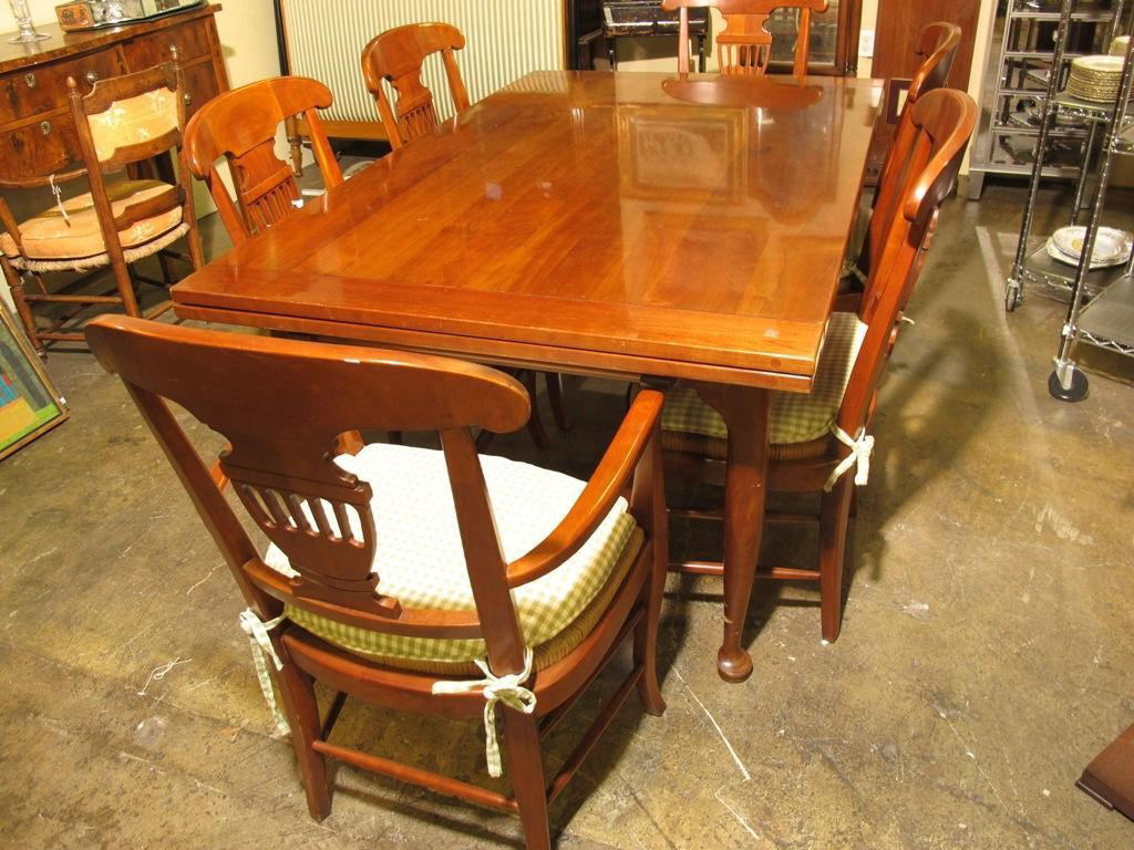 STICKLEY CHERRY DINING TABLE & SIX CHAIRS:: With vase form back splats. Contemporary.