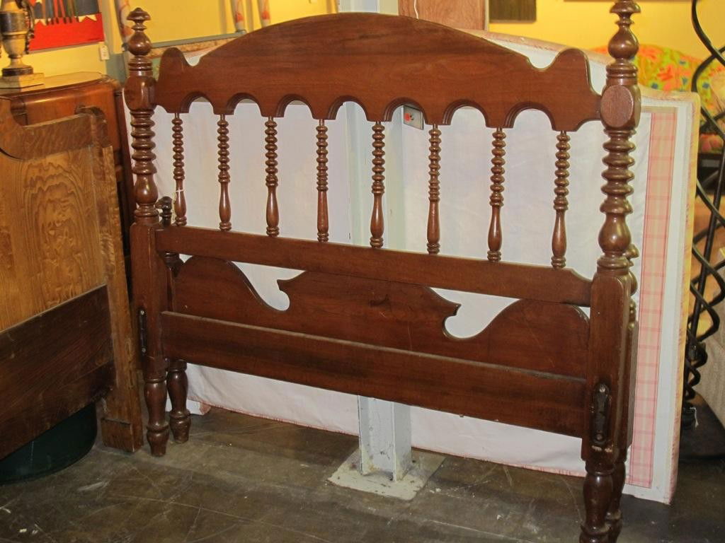 19TH C. AMERICAN 3/4 SPOOL BED