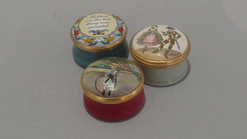 3 HALCYON BATERSEA PORCELAIN BOXES:: Provenance: A fine Buckhead residence