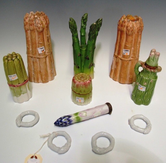 GROUP OF ELEVEN ASPARAGUS ARTICLES:: A group of eleven polychrome ceramic and porcelain asparagus articles. Including a French Limoges porcelain box. The box measures 3.5"H