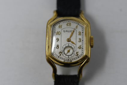 GDC211 1939 GRUEN Driver’s Ristside “The Varsity” Wristwatch Curved Watch