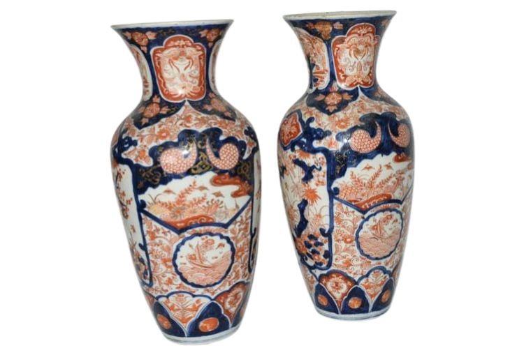 BHA509 Pair of Japanese Imari Pattern Vases: With wooden bases. Please note: the title of the item denotes what is included. Items are sold as photographed please refer to photos for condition. ALL ITEMS SOLD AS-IS